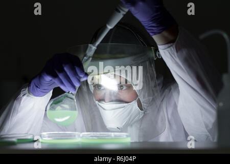 Leben Wissenschaftler forschen in Bio hazard Labor. Hohe Schutzart arbeiten. Stockfoto