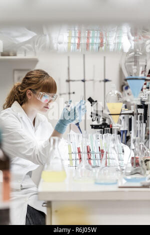 Junge Wissenschaftler im Life-Science Labor pipettieren. Stockfoto