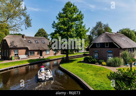 Giethoorn, Niederlande - Juli 4, 2018: Blick auf den berühmten Dorf Giethoorn mit Kanälen in den Niederlanden. Giethoorn ist auch als "Venedig des Nether Stockfoto