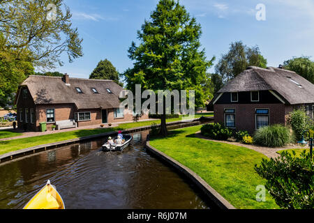 Giethoorn, Niederlande - Juli 4, 2018: Blick auf den berühmten Dorf Giethoorn mit Kanälen in den Niederlanden. Giethoorn ist auch als "Venedig des Nether Stockfoto