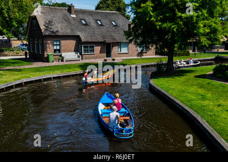 Giethoorn, Niederlande - Juli 4, 2018: Blick auf den berühmten Dorf Giethoorn mit Kanälen in den Niederlanden. Giethoorn ist auch als "Venedig des Nether Stockfoto