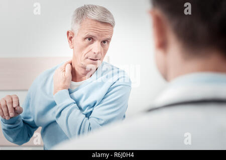 Frustriert, Patienten klagen über Schmerzen im Hals Stockfoto