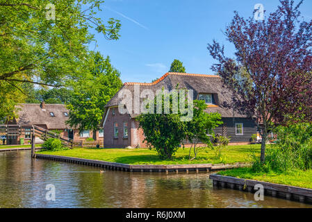 Giethoorn, Niederlande - Juli 4, 2018: Blick auf den berühmten Dorf Giethoorn mit Kanälen in den Niederlanden. Giethoorn ist auch als "Venedig des Nether Stockfoto