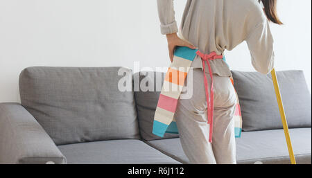 Hausfrau müde nach Hausarbeit Stockfoto