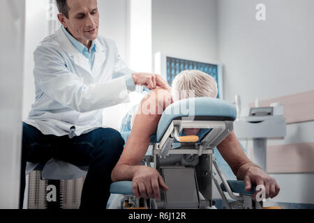 Zuständigen Physiotherapeuten, medizinische Massage Stockfoto