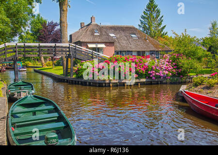 Giethoorn, Niederlande - Juli 4, 2018: Blick auf den berühmten Dorf Giethoorn mit Kanälen in den Niederlanden. Giethoorn ist auch als "Venedig des Nether Stockfoto