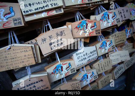 Japanische kreative Gestaltungsarbeit auf Shinto EMA Holz- Plaketten für das Senden Gebete an die Götter an Okusha Jinja (Schrein) in Togakushi, Japan verwendet Stockfoto