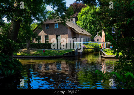 Giethoorn, Niederlande - Juli 4, 2018: Blick auf den berühmten Dorf Giethoorn mit Kanälen in den Niederlanden. Giethoorn ist auch als "Venedig des Nether Stockfoto