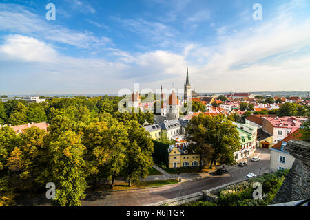 Am Nachmittag Blick auf die mittelalterliche Stadtmauer von Tallinn Estland auf einer frühen Herbst Tag in der baltischen Region des nördlichen Europa. Stockfoto