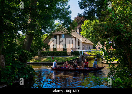 Giethoorn, Niederlande - Juli 4, 2018: Blick auf den berühmten Dorf Giethoorn mit Kanälen in den Niederlanden. Giethoorn ist auch als "Venedig des Nether Stockfoto