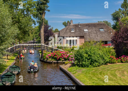 Giethoorn, Niederlande - Juli 4, 2018: Blick auf den berühmten Dorf Giethoorn mit Kanälen in den Niederlanden. Giethoorn ist auch als "Venedig des Nether Stockfoto