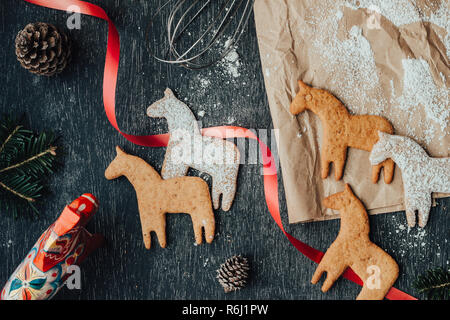 Rustikal und unordentliche Zusammensetzung von dala Pferd cookies Stockfoto