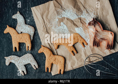 Rustikal und unordentliche Zusammensetzung von dala Pferd cookies, Cookie Cutter, auf braunem Papier legen. Stockfoto
