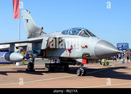 Royal Air Force, RAF Panavia Tornado GR4 Jet Kampfflugzeug bei Royal International Air Tattoo, RIAT, RAF Fairford Air Show. Statische Anzeige Stockfoto