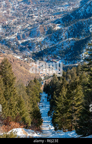 Athleten wandern die Manitou Springs Neigung Trail in der Nähe von ruxton Avenue in Manitou Springs in Eis und Schnee der Winter mit Luftaufnahmen von Colorado Sp Stockfoto