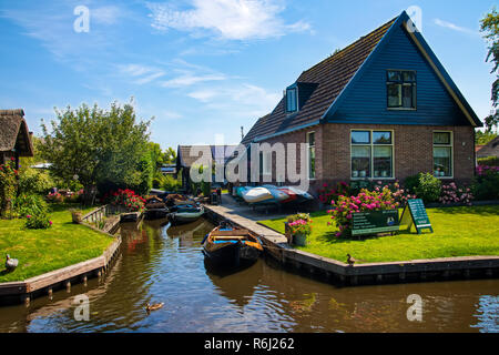 Giethoorn, Niederlande - Juli 4, 2018: Blick auf den berühmten Dorf Giethoorn mit Kanälen in den Niederlanden. Giethoorn ist auch als "Venedig des Nether Stockfoto