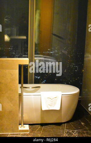 Der Blick von einem Bad am Shangdi La Hotel in Der Shard - London, Großbritannien Stockfoto