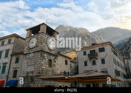 Der Glockenturm auf der Piazza der Arme, der wichtigsten und größten Marktplatz in Kotor, Montenegro Stockfoto