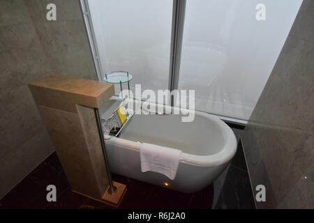 Der Blick von einem Bad am Shangdi La Hotel in Der Shard - London, Großbritannien Stockfoto