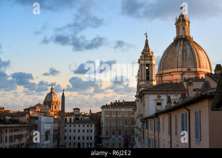 Die Kuppel und Türme der Sant'Agnese in Agone, oder St. Agnes Kathedrale, wie die Sonne über die Piazza Navona im historischen Zentrum von Rom, Italien Stockfoto