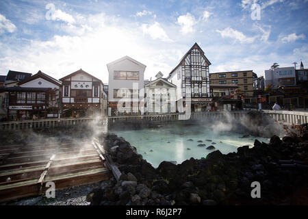 Heißer Dampf steigt aus den Yubatake-Feld heißes Wasser, Feder in der Mitte des Kusatsu Town, Japan. Stockfoto