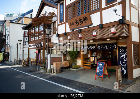 Typische Gebäude, Shop im Zentrum von Kusatsu Town, Japan. Stockfoto