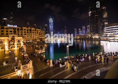 DUBAI, VAE - Oktober, 2018: eine Aufzeichnung - Einstellung Brunnen System auf Burj Khalifa See, er schießt Wasser 150 m in die Luft Stockfoto