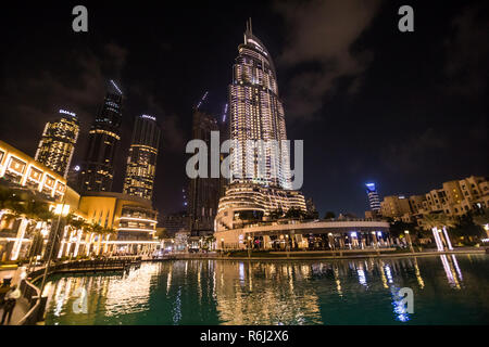 DUBAI, VAE - Oktober, 2018: eine Aufzeichnung - Einstellung Brunnen System auf Burj Khalifa See, er schießt Wasser 150 m in die Luft Stockfoto