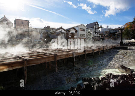 Heißer Dampf steigt aus den Yubatake-Feld heißes Wasser, Feder in der Mitte des Kusatsu Town, Japan. Stockfoto