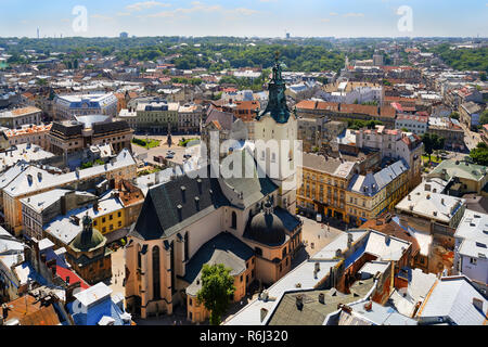 Der Blick auf den Dom und die Stadt Lemberg in der Ukraine. Stockfoto