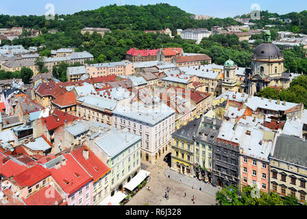 Mit Blick auf den zentralen Teil von Lemberg und dem Marktplatz. Stockfoto