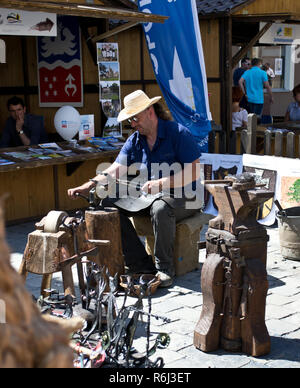 Oppeln- Mai 2013 19: Schmied Arbeiten am zentralen Marktplatz (Rynek) am 19. Mai in Oppeln. Stockfoto