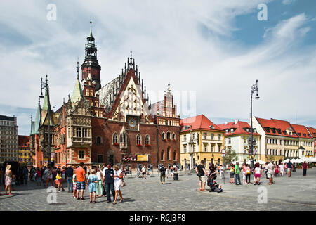 WROCLAW Polen - 18. August 2013: Das alte Rathaus (Stary Ratusz) steht im Zentrum der Marktplatz (Rynek) am 18. August in Breslau Stockfoto