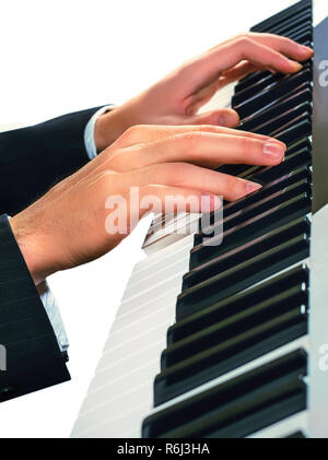 Die Hände des Musikers. Pianist, der auf einem Synthesizer, auf weißem Hintergrund Stockfoto