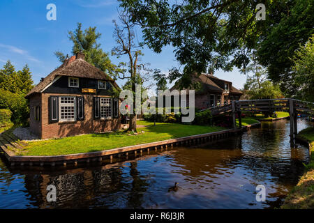 Giethoorn, Niederlande - Juli 4, 2018: Blick auf den berühmten Dorf Giethoorn mit Kanälen in den Niederlanden. Giethoorn ist auch als "Venedig des Nether Stockfoto