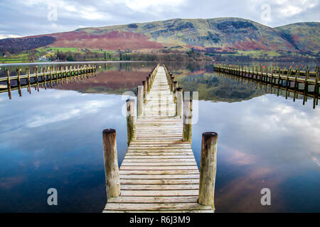 Eine hölzerne Pier in Ullswater Lake im englischen Lake District Stockfoto