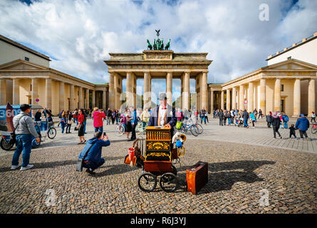 BERLIN, DEUTSCHLAND - 08 Oktober: Straßenmusiker in der Nähe von Brandenburger Tor in Berlin, Deutschland. Europa. Am 8. Oktober 2017. Stockfoto