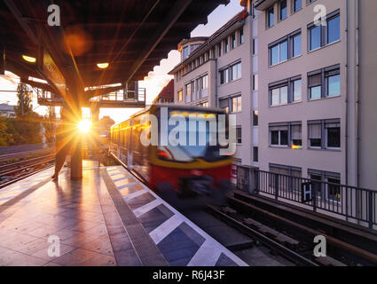 Der Berliner Hauptbahnhof U-Bahn im Abendlicht bei Sonnenuntergang. Deutschland. Stockfoto