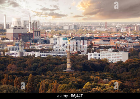 Panorama von Berlin und Statue des Sieges (siegessaule) am Abend. Stockfoto