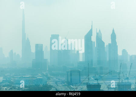 Dubai, VAE - Oktober, 2018. Schöne Skyline von Dubai durch Sand, Staub umgeben. Stockfoto