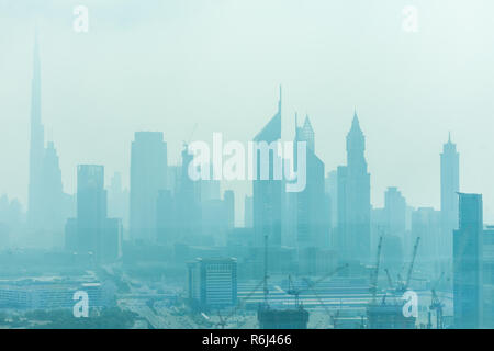 Dubai, VAE - Oktober, 2018. Schöne Skyline von Dubai durch Sand, Staub umgeben. Stockfoto