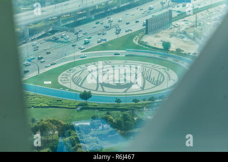 Dubai, VAE - Oktober, 2018. Dubai landmark Der Rahmen, bei Giant Zayed Portrait neben der Straße Stockfoto