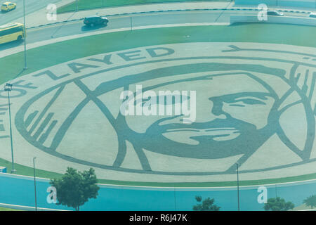 Dubai, VAE - Oktober, 2018. Dubai landmark Der Rahmen, bei Giant Zayed Portrait neben der Straße Stockfoto