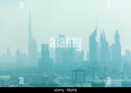 Dubai, VAE - Oktober, 2018. Schöne Skyline von Dubai durch Sand, Staub umgeben. Stockfoto