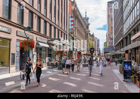 Geschäfte auf kluuvikatu Straße im Stadtzentrum, mit Karl Fazer Cafe auf der linken Seite, Helsinki, Finnland Stockfoto