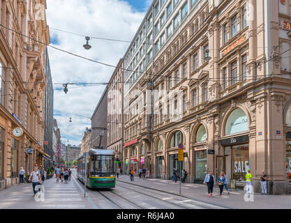 Einkaufsmöglichkeiten und Straßenbahn auf Aleksanterinkatu Straße im Stadtzentrum, Helsinki, Finnland Stockfoto