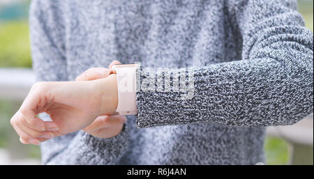 Frau Einsatz von Smart Watch Stockfoto