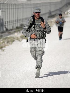 Us Air Force Staff Sgt. Berardino Mancino, Active shooter Ausbildung instructor Zum 379. Expeditionary Sicherheitskräfte Geschwader zugewiesen, nimmt teil an einem frühen Morgen ruck März als Teil der polizeilichen Woche im Al Udeid Air Base, Katar 16. Mai 2017. Flieger von der 379 ESFS organisierte eine Woche der Strafverfolgung zu zivilen Polizisten Gefallenen Ehre, Sicherheitskräfte Flieger und US Air Force Office der speziellen Untersuchungen Agenten, die in der Linie der Aufgabe enthalten. Stockfoto