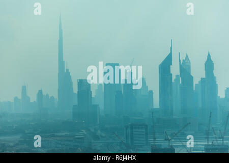 Dubai, VAE - Oktober, 2018. Schöne Skyline von Dubai durch Sand, Staub umgeben. Stockfoto