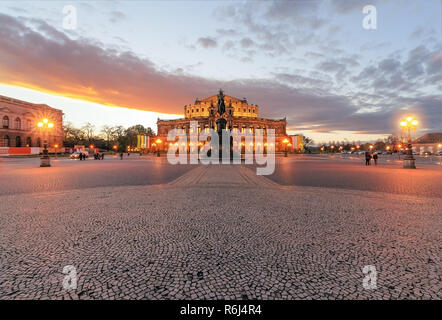 Oper in Dresden auf den Sonnenuntergang. Deutschland, Europa. Stockfoto